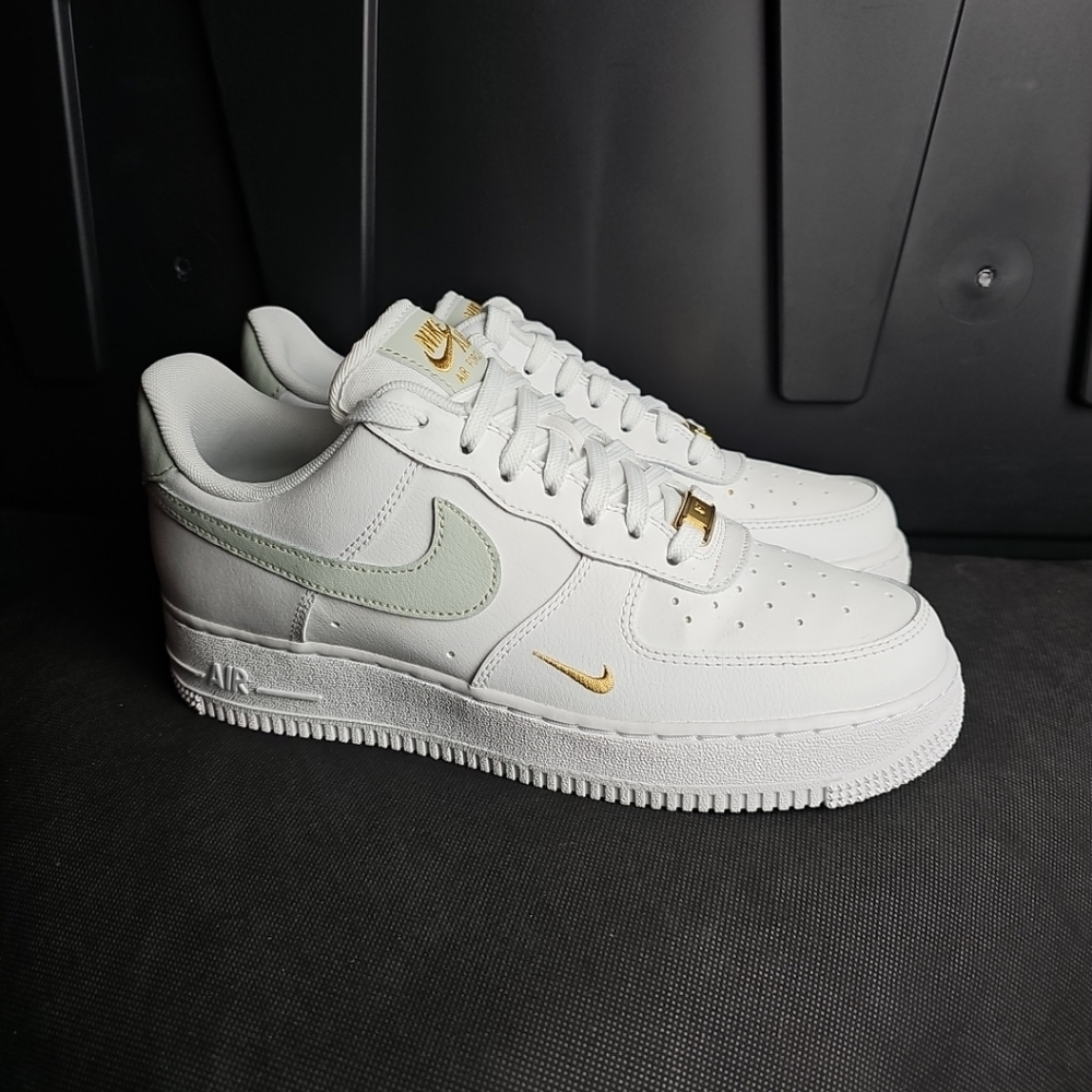 Women's Air Force 1 Low 07 ESS Size 8